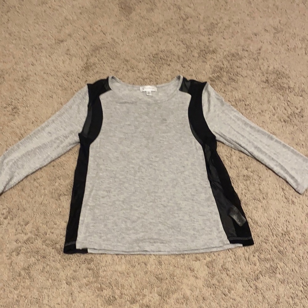 Black and grey quarter length sleeve top